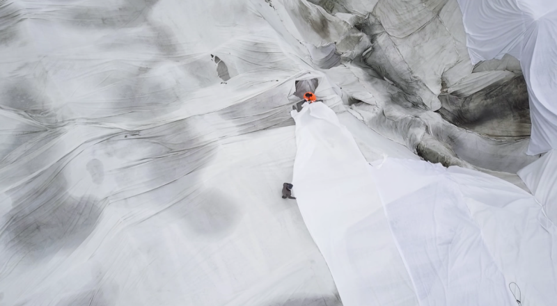 Ingenieros suizos cubriendo los glaciares con sábanas blancas para que no se derritan.Imagen: NBC Left Field.